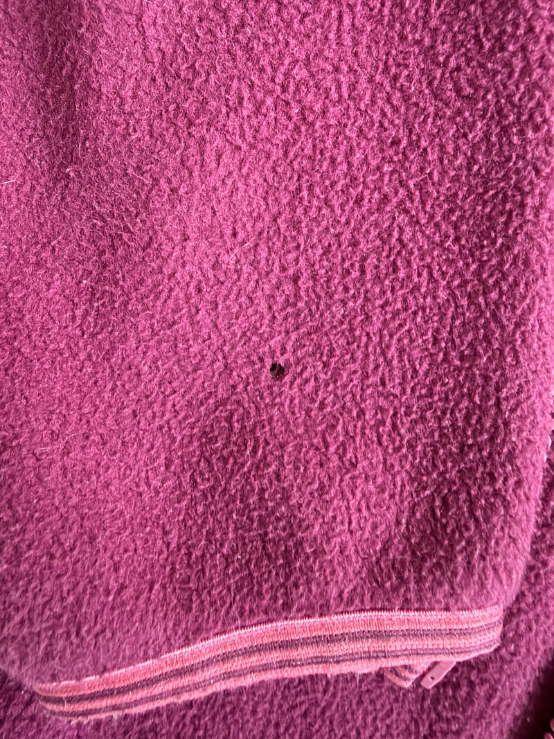 Burgundy fleece sweater — Detail